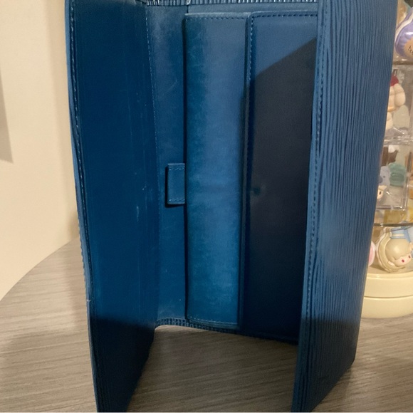 Louis Vuitton Epi International Wallet - Picture 3 of 8